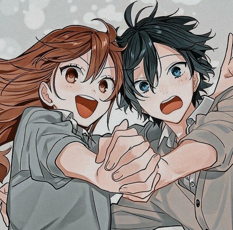 Hình anime cặp đôi hai người nắm tay cùng bước