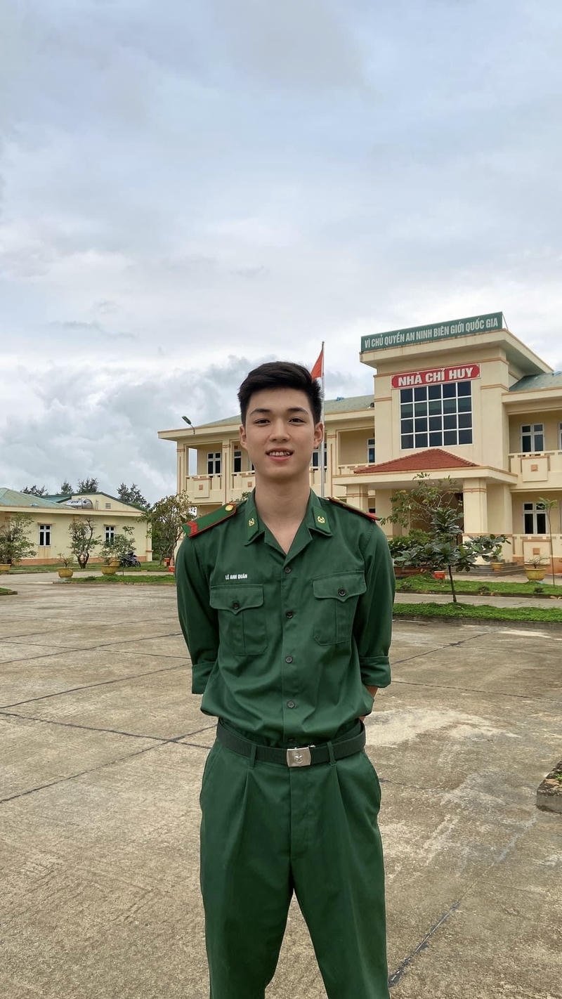 Hình bộ đội đẹp trai cực yêu khi cười nhẹ