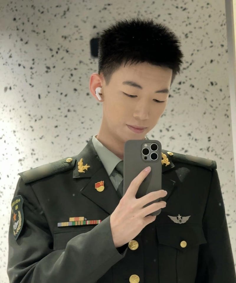 Hình bộ đội đẹp trai cực yêu làm ảnh đại diện mạng xã hội