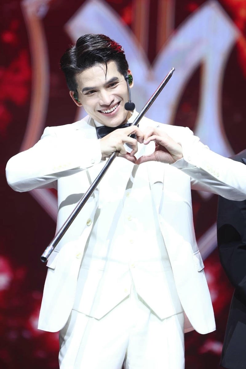 Hình chân dung nghệ sĩ Quốc Thiên phong cách lịch lãm