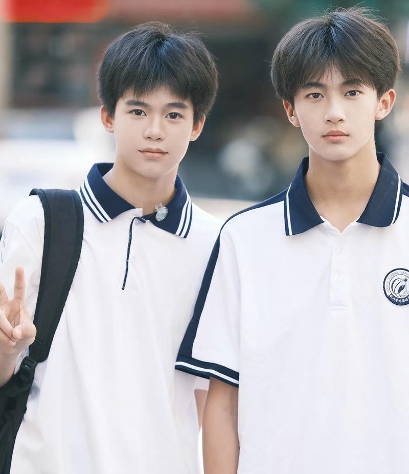 Hình chụp 2 học sinh nam đẹp trai gương mặt hiền