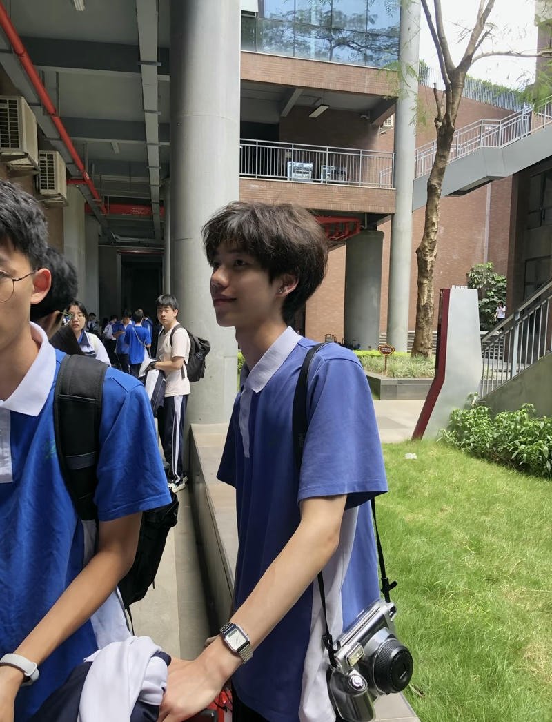 Hình chụp học sinh nam đẹp trai nụ cười nhẹ