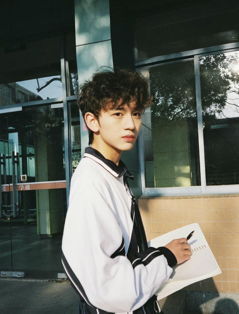 Hình chụp học sinh nam đẹp trai nụ cười nhẹ