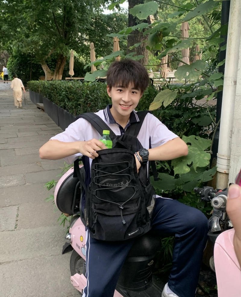 Hình chụp học sinh nam điển trai nụ cười tươi