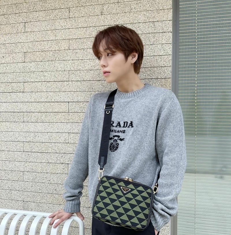 Hình chụp trai đẹp Hàn Quốc mặc áo xám