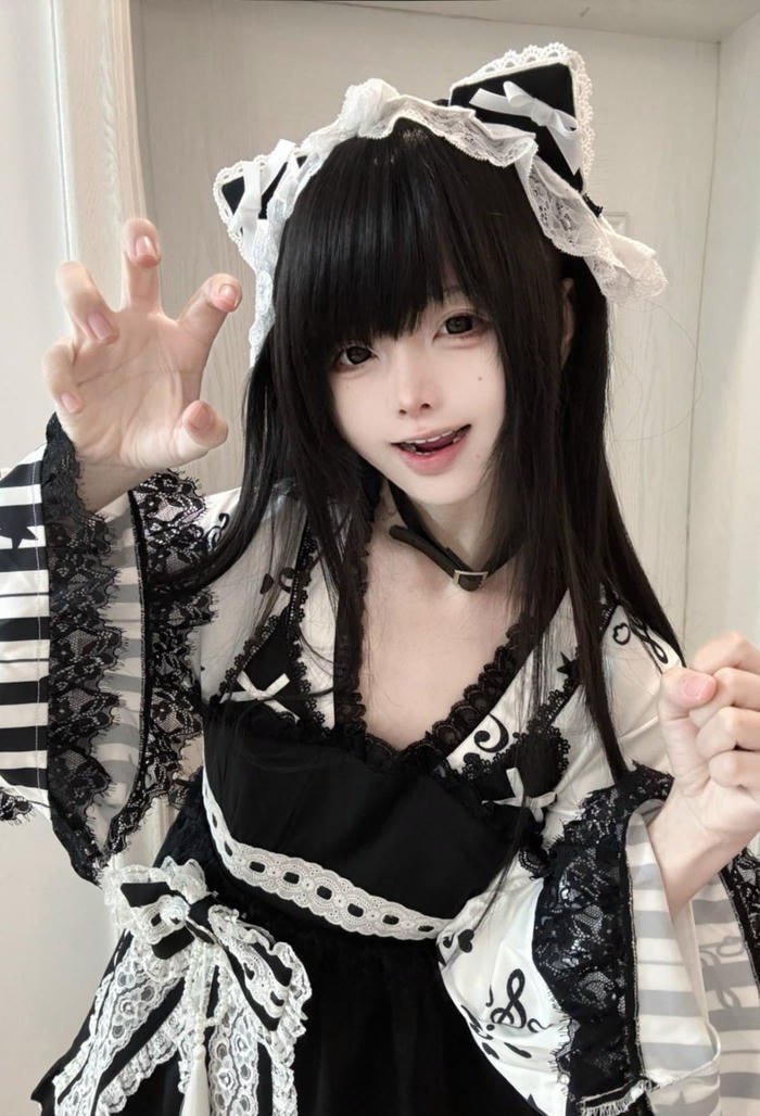 Hình cosplay mèo với tai mèo và nơ cổ