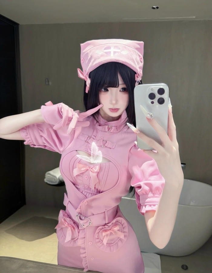 Hình cosplay y tá với mũ y tá và váy trắng