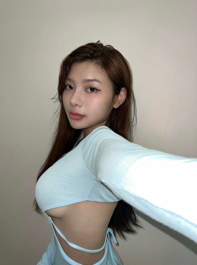 Hình gái xinh mlem với mái tóc dài dịu dàng