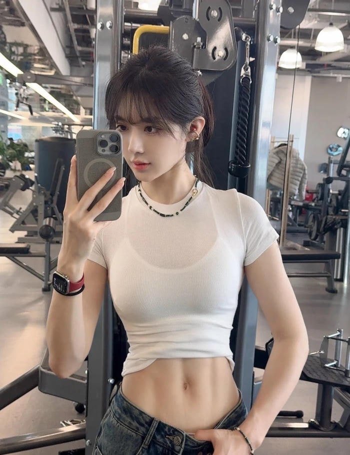 Hình gái xinh tập gym chăm chỉ trong phòng tập