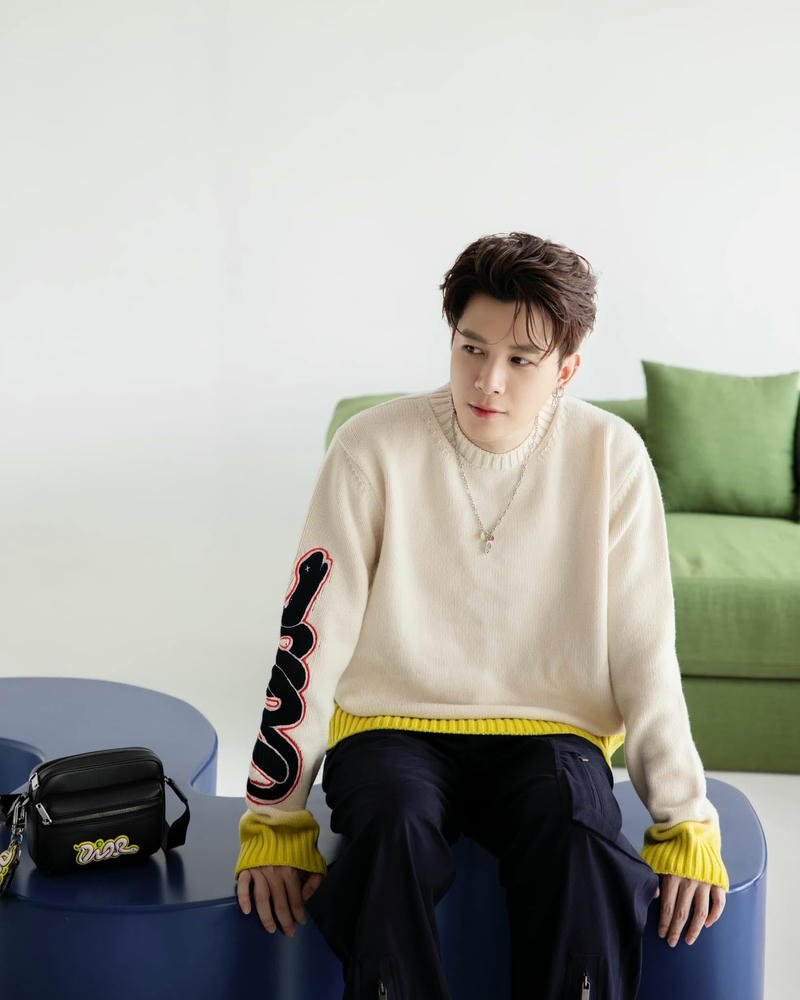 Hình nền Anh Tú Atus ngầu với ánh nhìn sắc lạnh