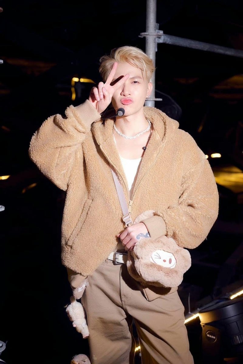 Hình nền Anh Tú Atus trẻ trung phù hợp làm avatar