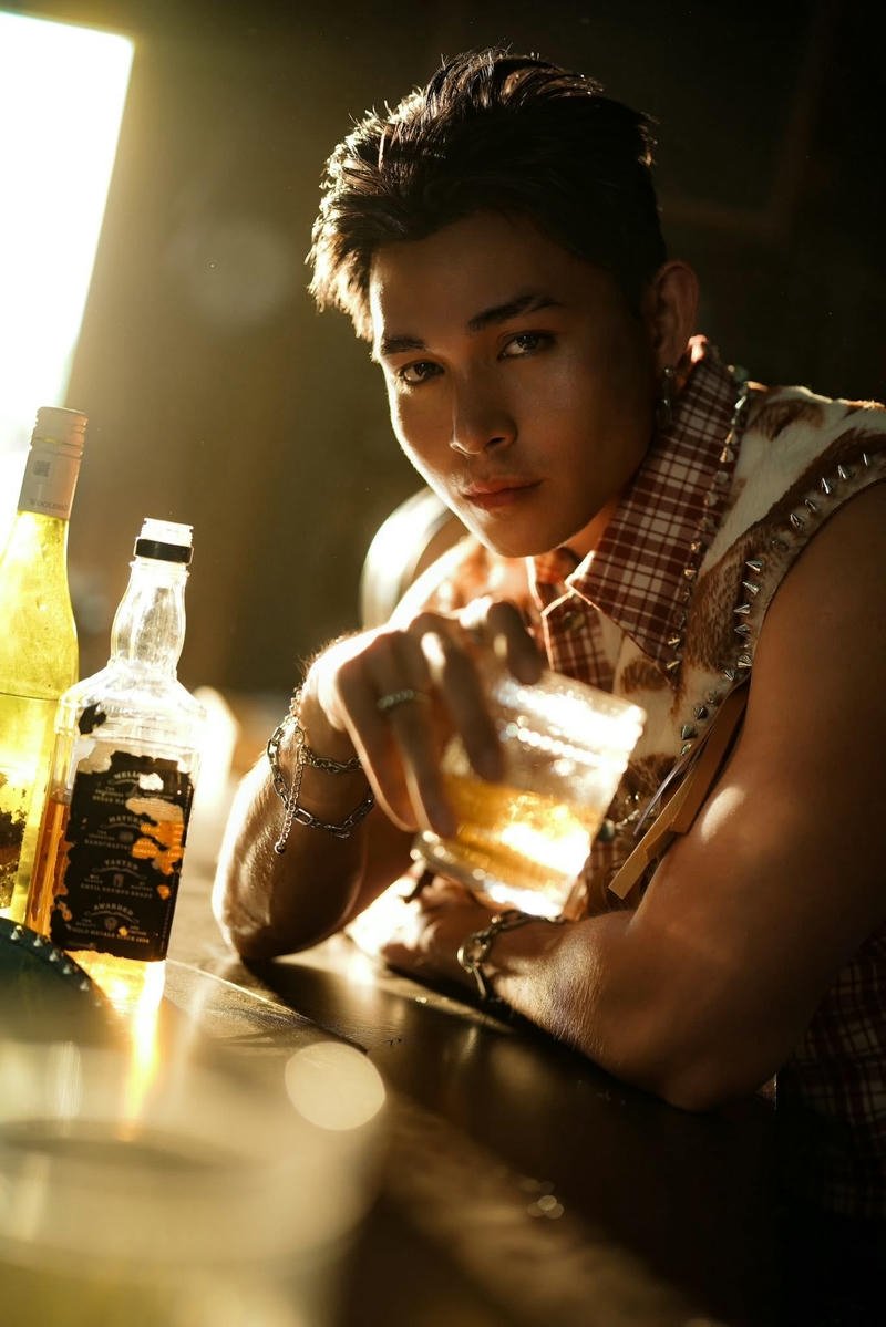 Hình nền Jun Phạm với ánh mắt đầy cảm xúc