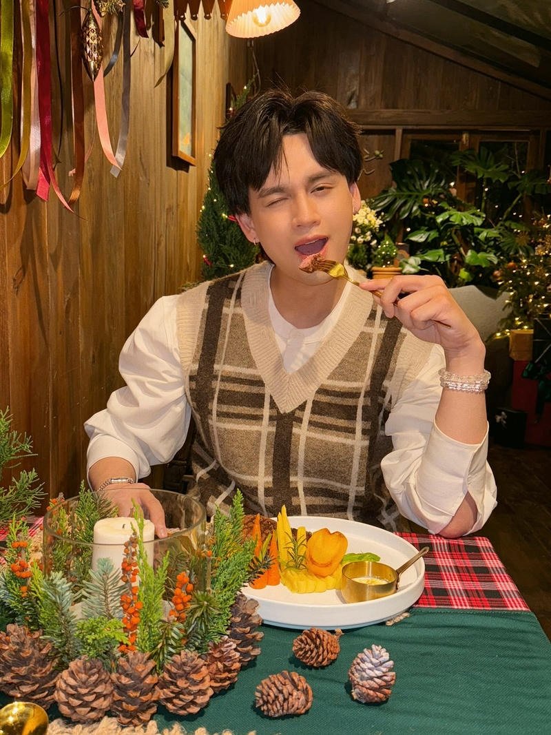 Hình nền Nguyễn Trần Trung Quân đẹp trai ánh mắt dịu dàng