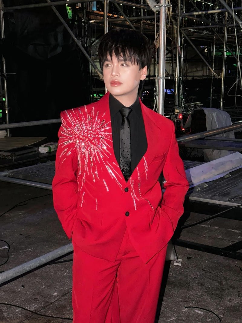 Hình nền Nguyễn Trần Trung Quân với biểu cảm sâu lắng