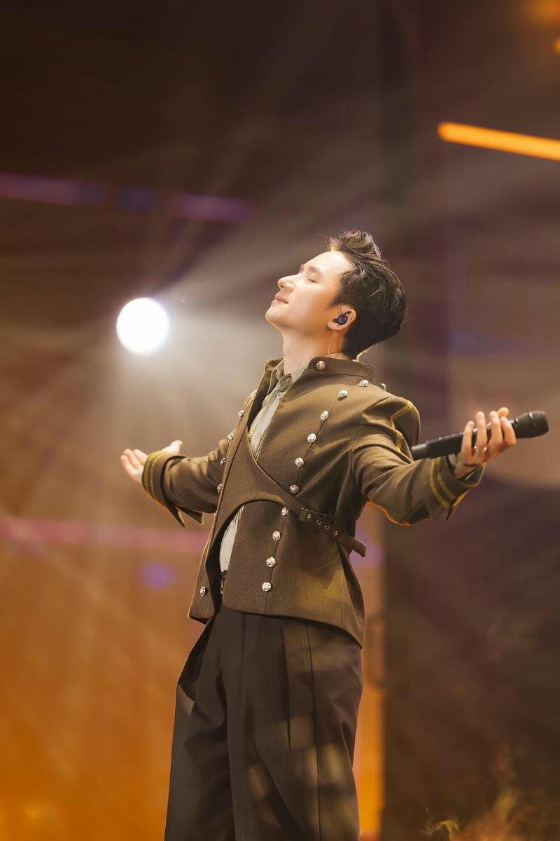 Hình nền Phan Mạnh Quỳnh tông màu trung tính thanh lịch