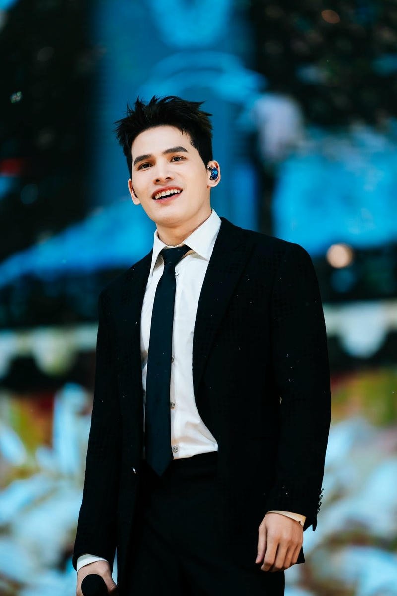 Hình nền nghệ sĩ Quốc Thiên phong cách hiện đại cuốn hút