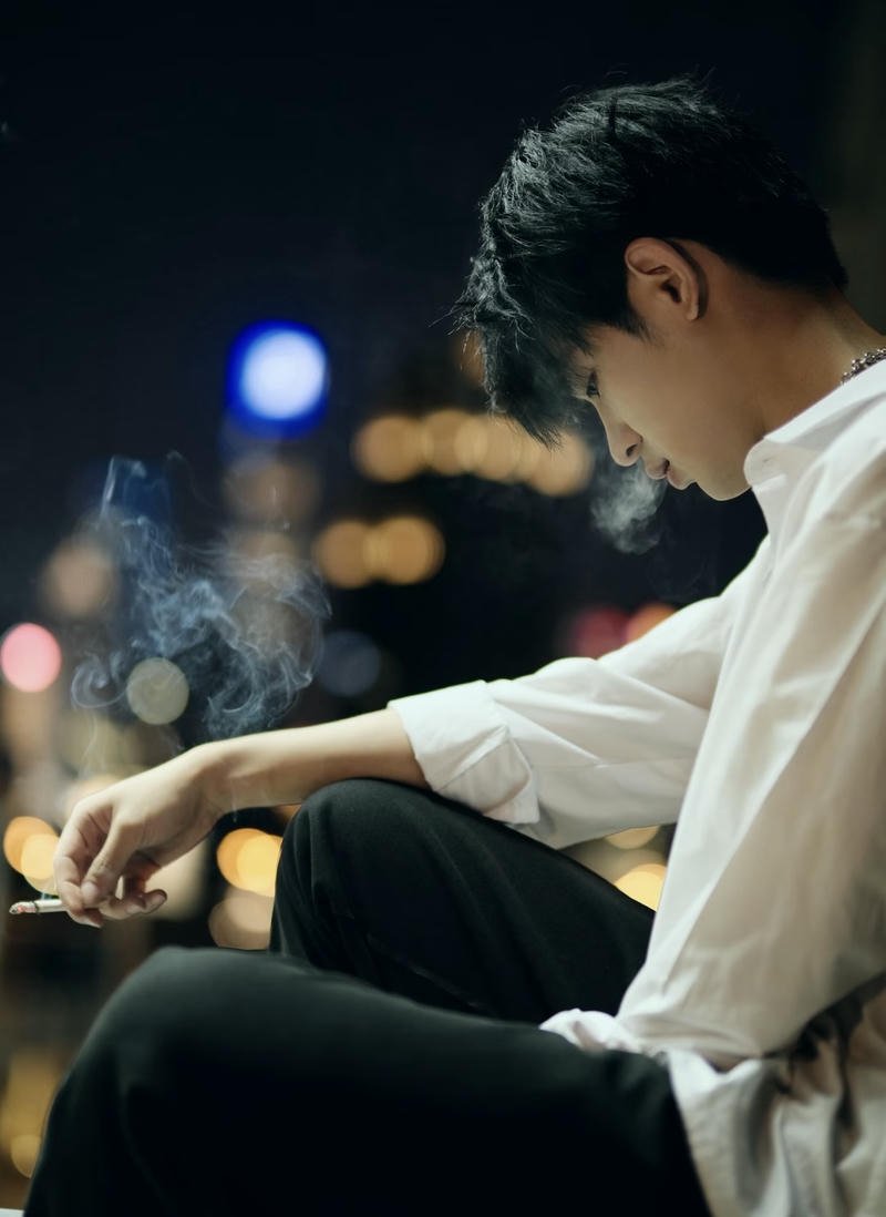 Hình sad boy lạnh lùng aesthetic đen trắng