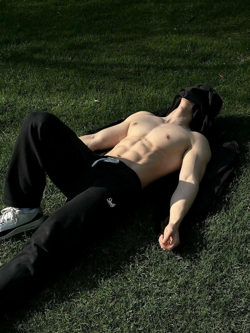 Hình thể săn gọn với hình ảnh 6 múi che mặt