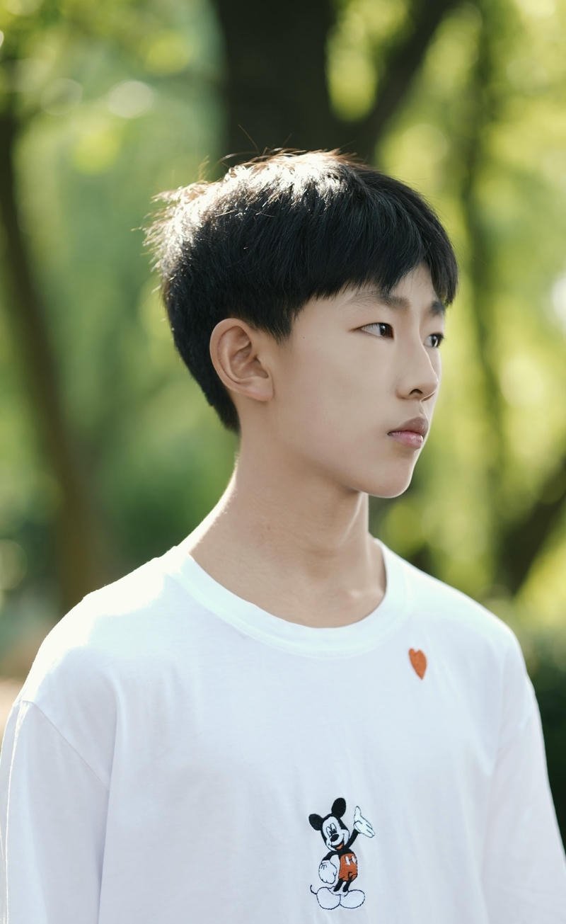 Hình trai đẹp 14 tuổi da sáng ánh nhìn tự nhiên