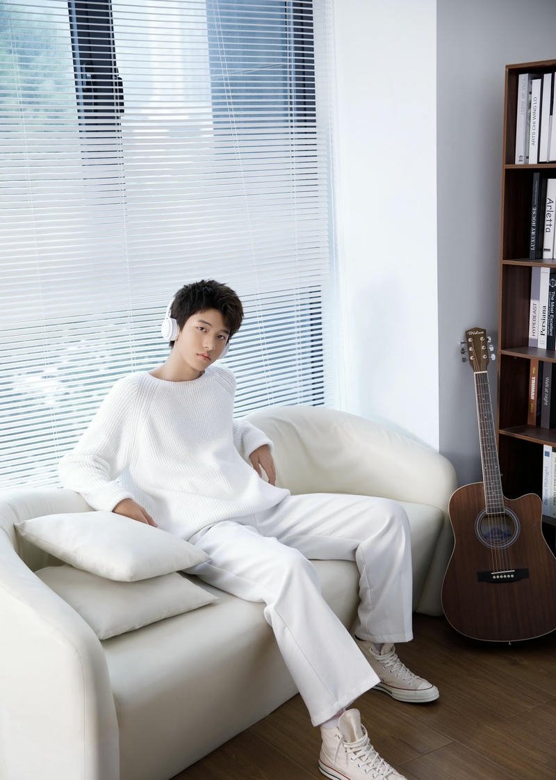 Hình trai đẹp 14 tuổi khuôn mặt cân đối tóc ngắn