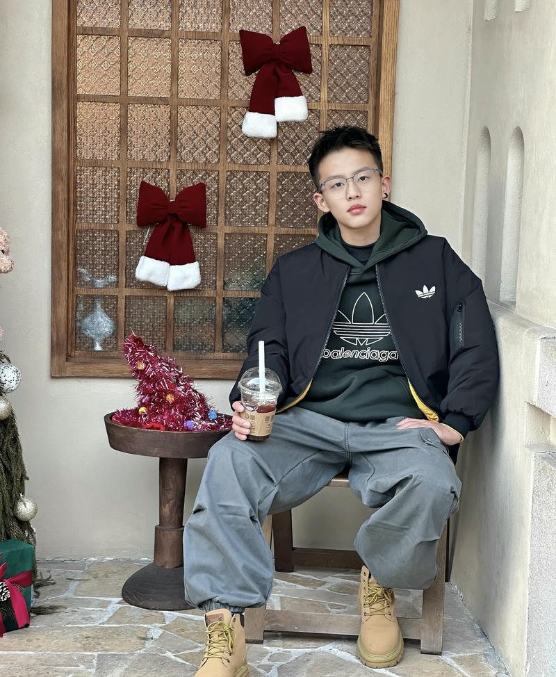 Hình trai đẹp 14 tuổi khuôn mặt sáng ánh nhìn tự nhiên