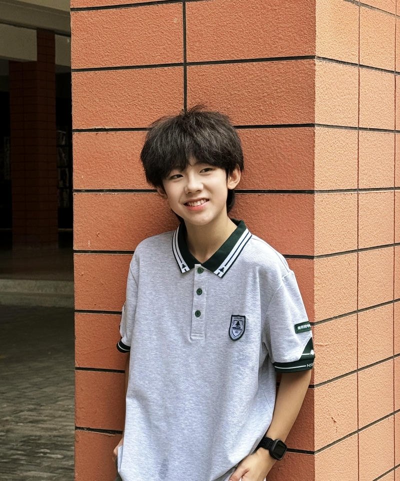 Hình trai đẹp 14 tuổi nụ cười nhẹ khuôn mặt sáng