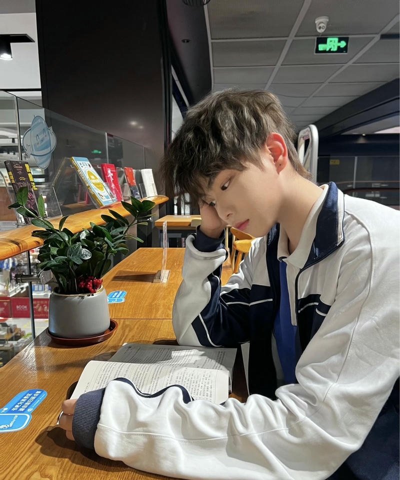 Hình trai đẹp 2k10 góc nghiêng nam sinh ánh mắt hiền