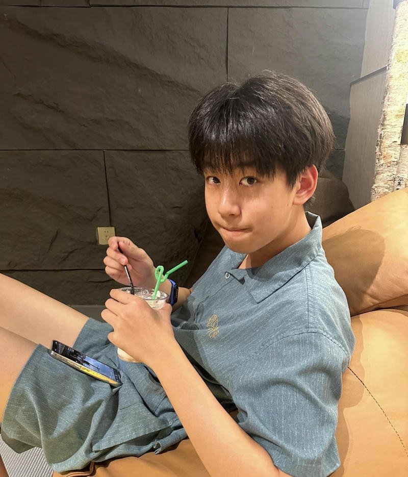 Hình trai đẹp 2k10 nam sinh tạo dáng tự nhiên ngoài trời trẻ trung