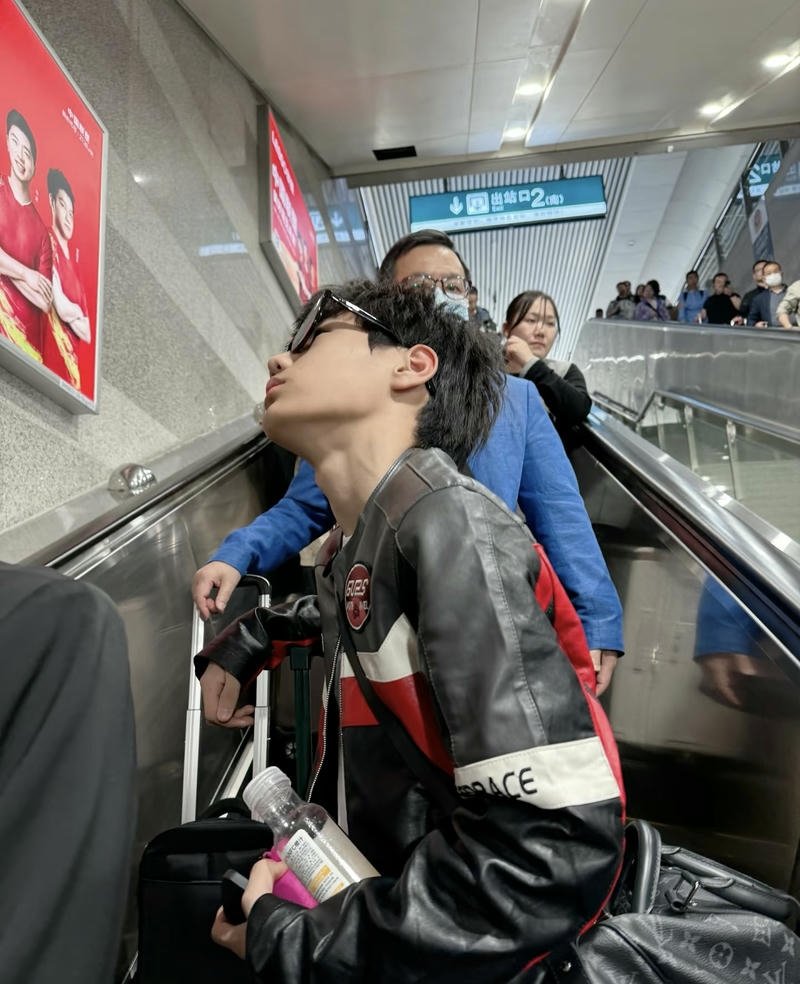 Hình trai đẹp 2k13 với chàng trai trẻ tạo dáng bên thang máy