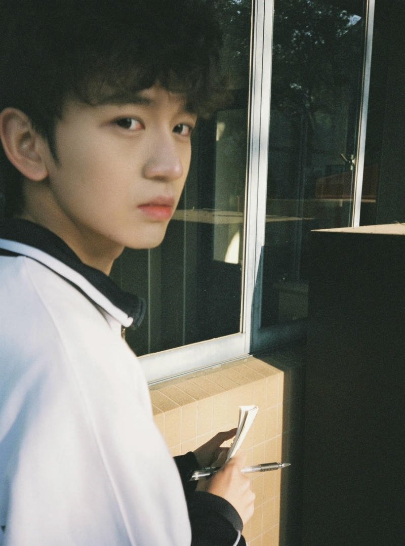 Hình trai đẹp K9 khuôn mặt cân đối nhẹ