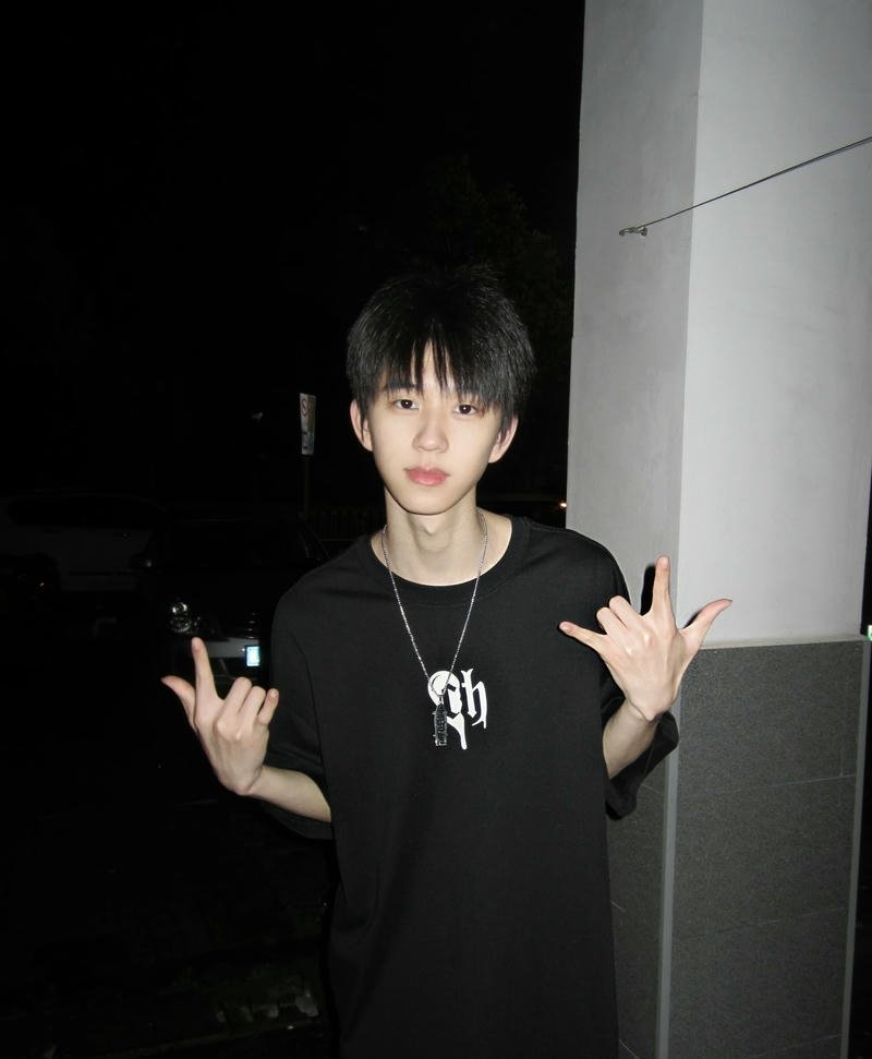 Hình trai đẹp K9 tóc ngắn khuôn mặt cân đối