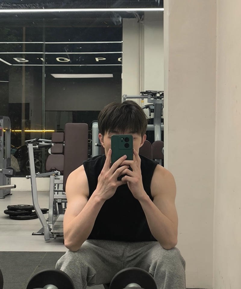 Hình trai đẹp che mặt dùng làm hình nền điện thoại