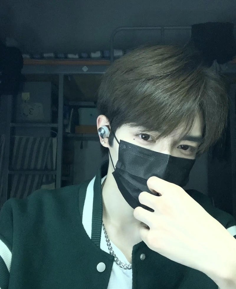 Hình trai đẹp đeo khẩu trang ánh mắt sáng rõ nét