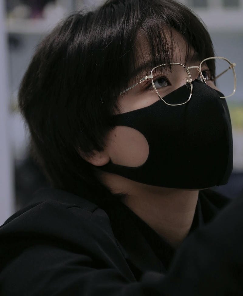 Hình trai đẹp đeo khẩu trang ánh mắt thu hút