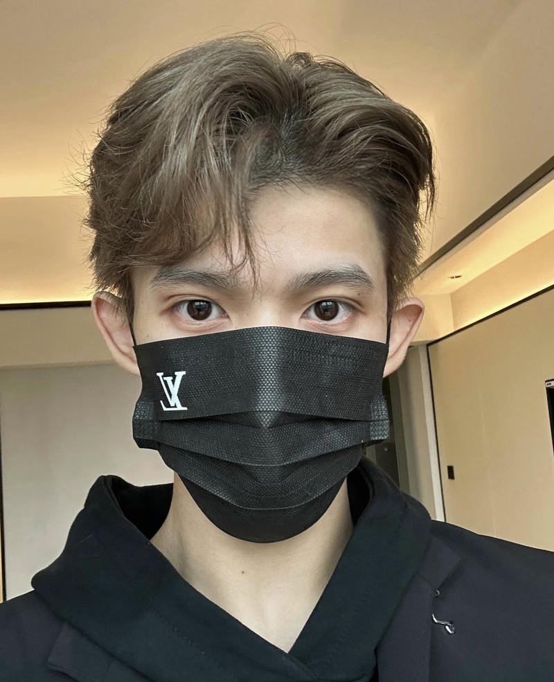 Hình trai đẹp đeo khẩu trang ánh nhìn nhẹ nhàng