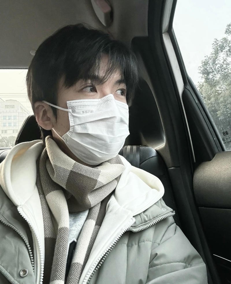 Hình trai đẹp đeo khẩu trang ánh nhìn rõ