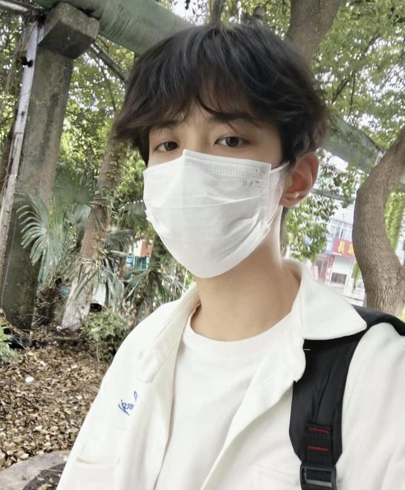 Hình trai đẹp đeo khẩu trang gương mặt cân đối