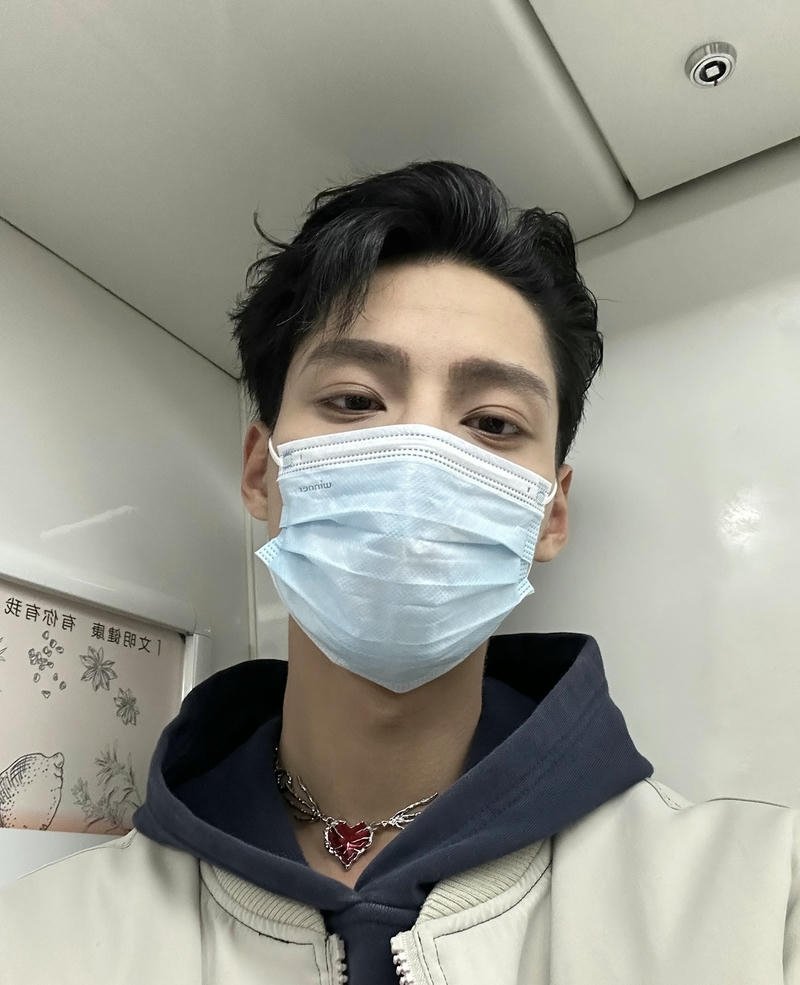 Hình trai đẹp đeo khẩu trang gương mặt sáng