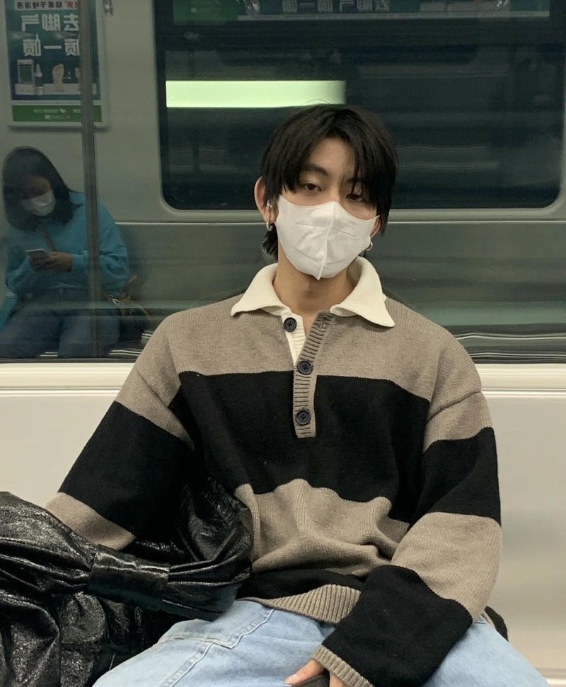 Hình trai đẹp đeo khẩu trang mái tóc gọn tự nhiên