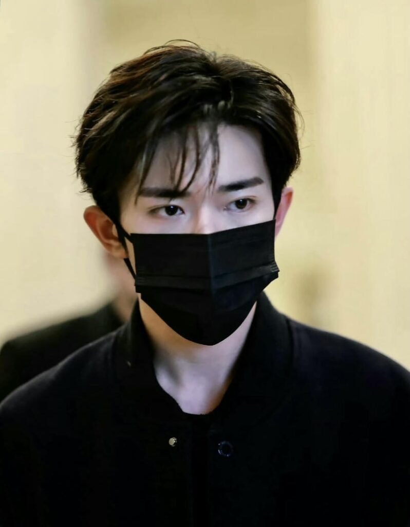 Hình trai đẹp đeo khẩu trang tóc ngắn gọn gàng