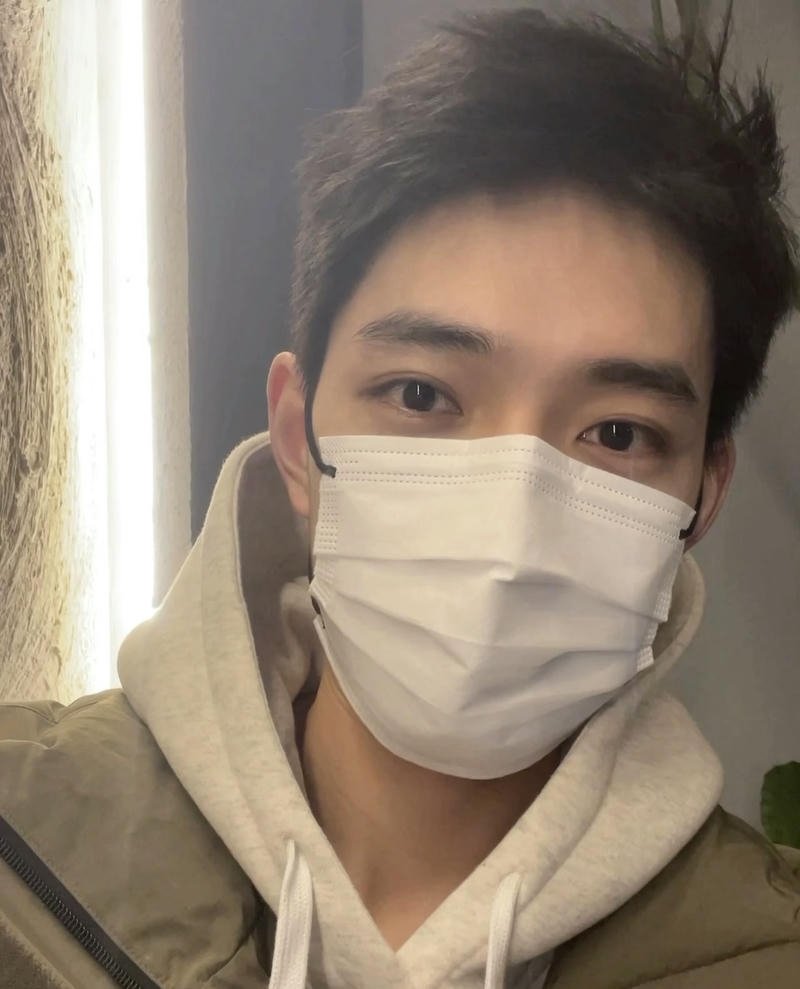 Hình trai đẹp đeo khẩu trang tóc ngắn gọn