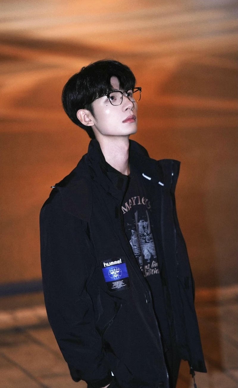 Hình trai đẹp đeo kính ánh nhìn xuyên qua kính