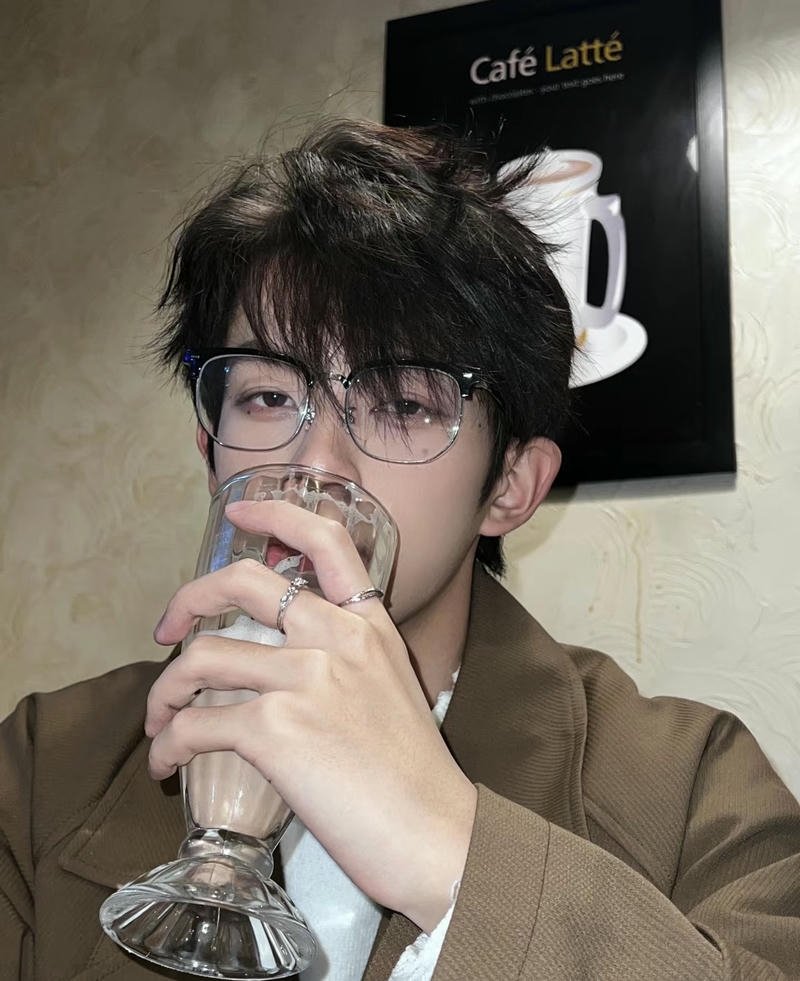 Hình trai đẹp đeo kính ánh sáng nhẹ phản chiếu