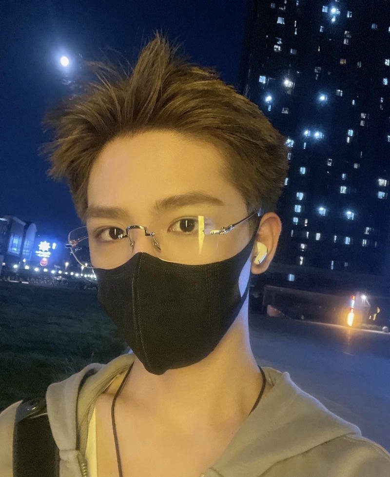 Hình trai đẹp đeo kính ánh sáng phủ đều khuôn mặt