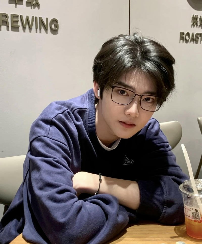 Hình trai đẹp đeo kính chi tiết kính rõ nét