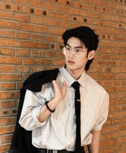 Hình trai đẹp đeo kính góc nhìn gần rõ nét