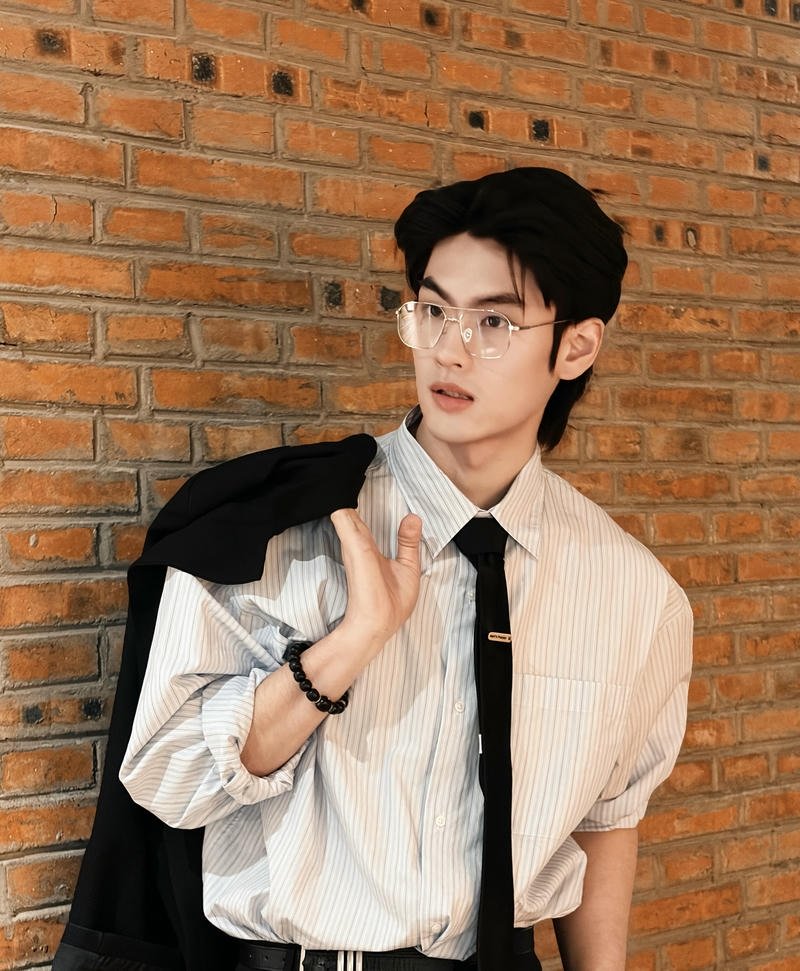 Hình trai đẹp đeo kính góc nhìn gần rõ nét