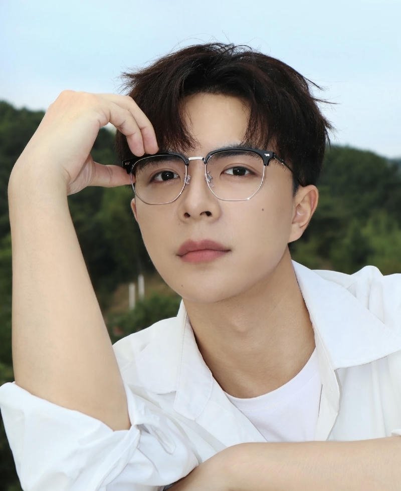 Hình trai đẹp đeo kính gọng tròn nhẹ tự nhiên