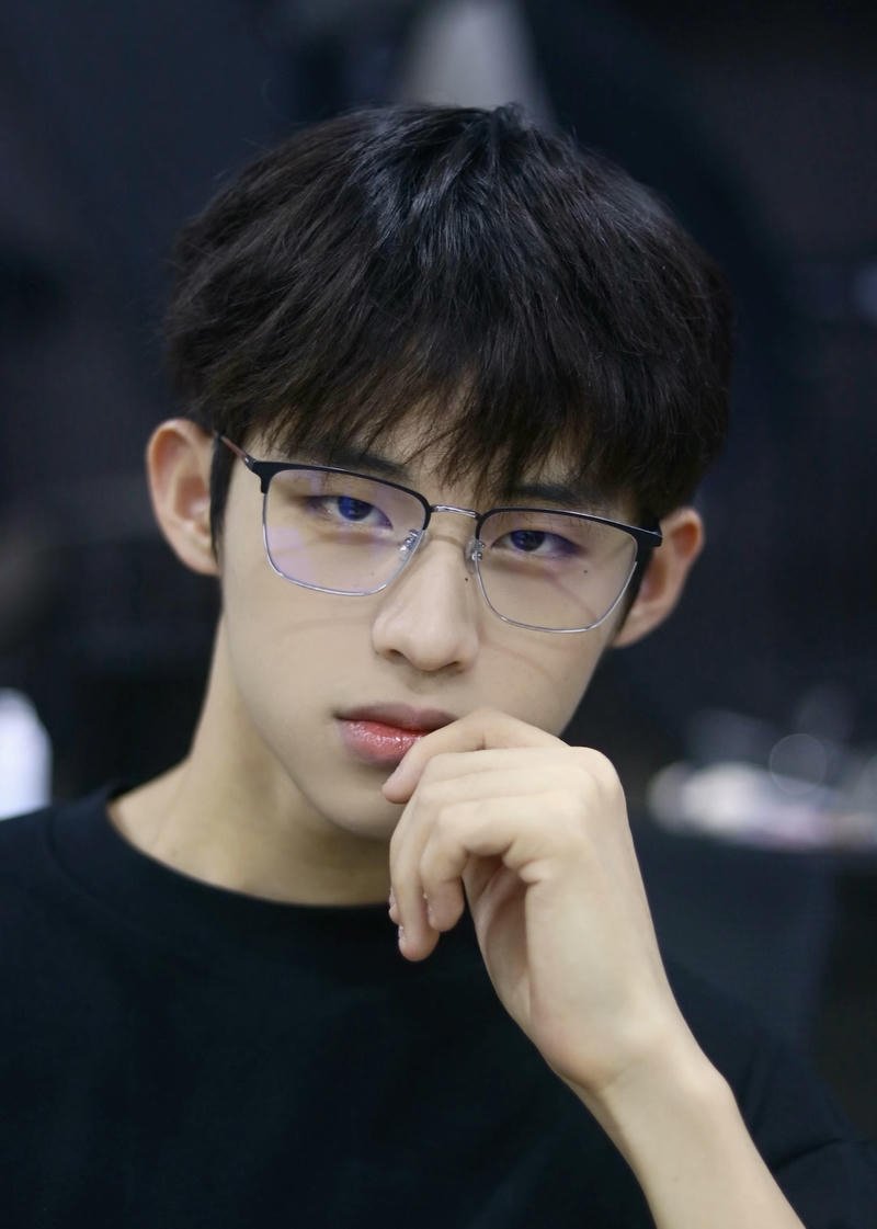 Hình trai đẹp đeo kính gọng vuông tạo điểm nhấn