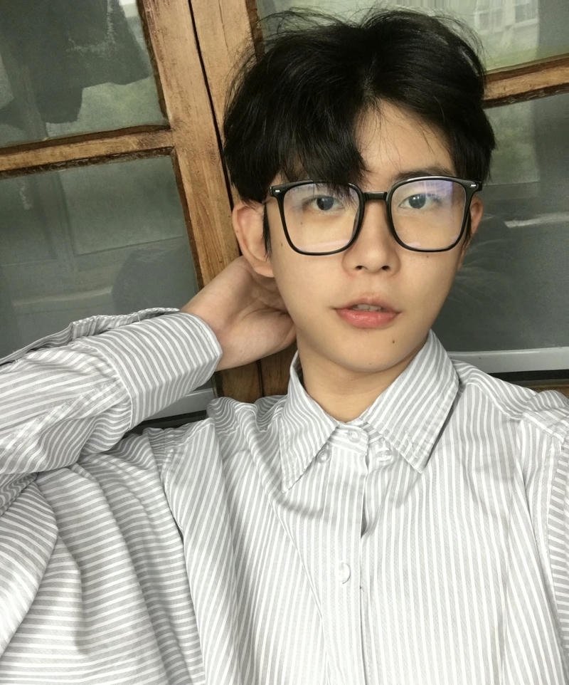 Hình trai đẹp đeo kính khung kính mảnh tôn nét